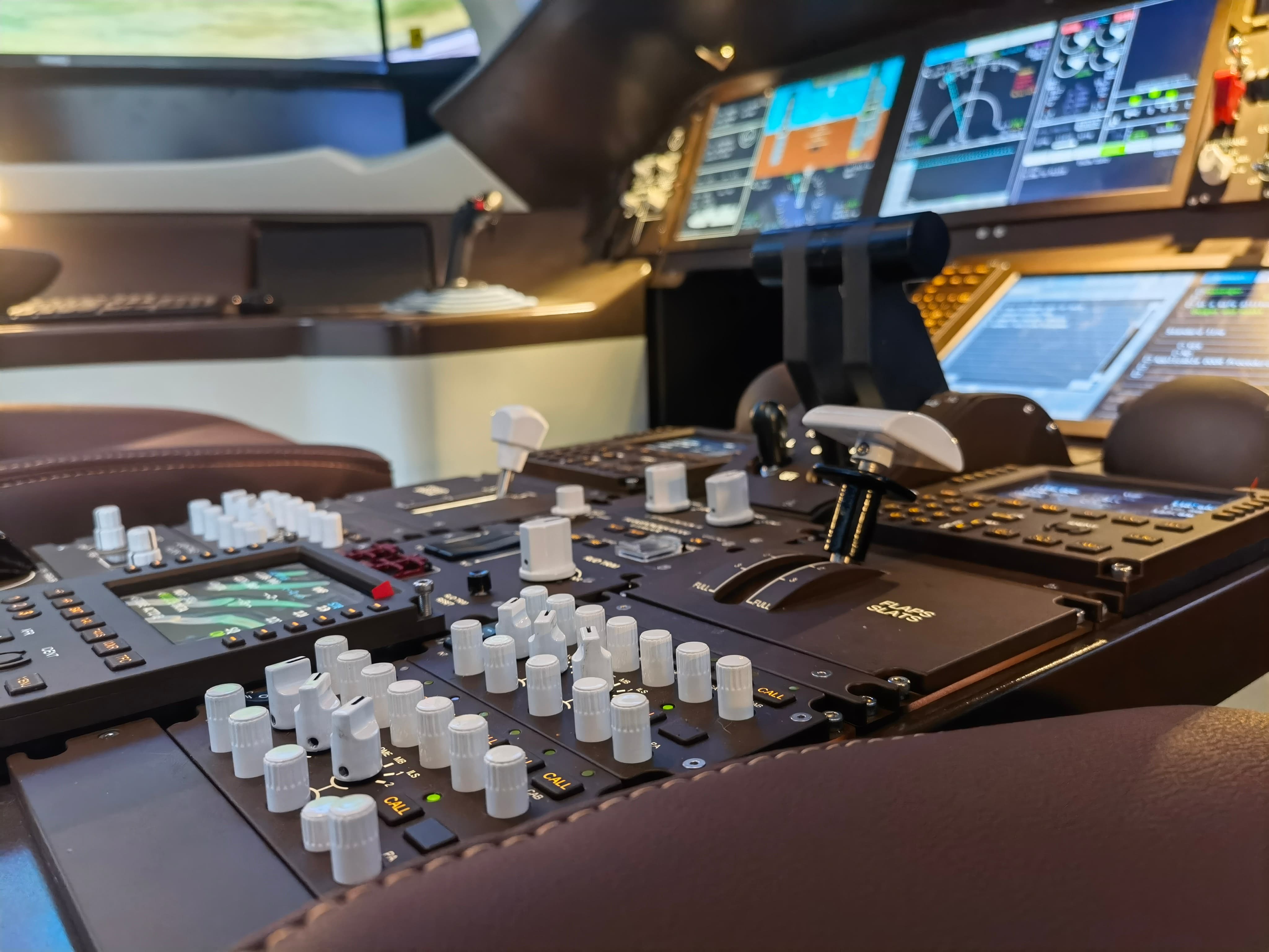 图片关键词 C919科教飞行模拟器,C919飞行模拟器,航空研学,科普教育,研学设备,飞行体验,爱国教育